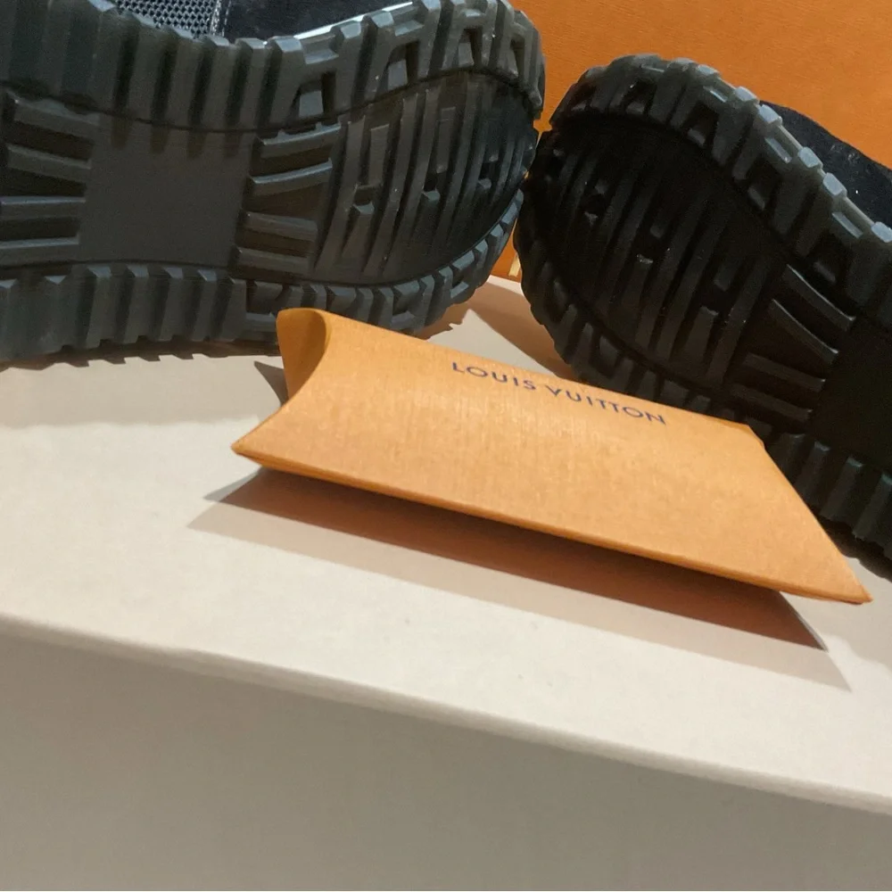 Louis Vuitton Runaway sneakers - Picture 3 of 5